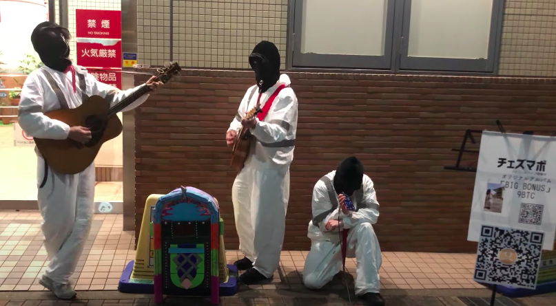 東京の路上に現れた謎の覆面ギタリストの正体とは…！